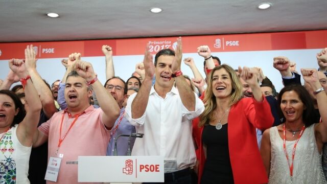 Pedro Sánchez, en 2017, junto a Santos Cerdán y Begoña Gómez, entre otros