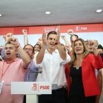 Pedro Sánchez, en 2017, junto a Santos Cerdán y Begoña Gómez, entre otros