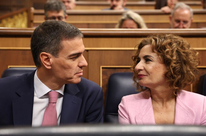 Pedro Sánchez y María Jesús Montero, en el Congreso