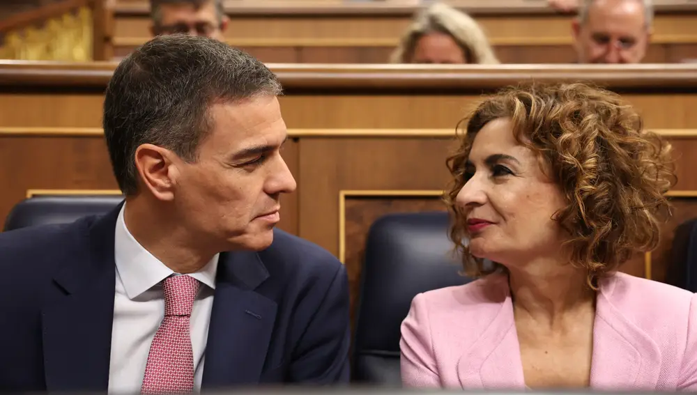 Pedro Sánchez y María Jesús Montero, en el Congreso