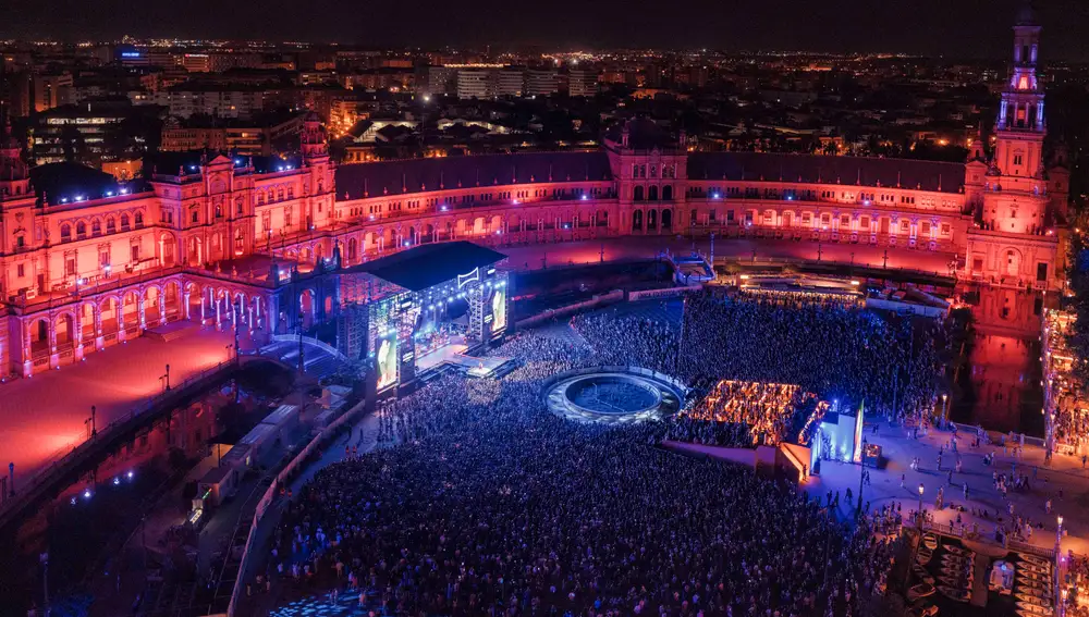 Panorámica de la Plaza de España iluminada con motivo de Icónica, minutos previos al concierto de Justin Timberlake