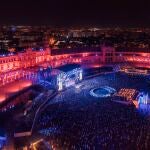 Panorámica de la Plaza de España iluminada con motivo de Icónica, minutos previos al concierto de Justin Timberlake