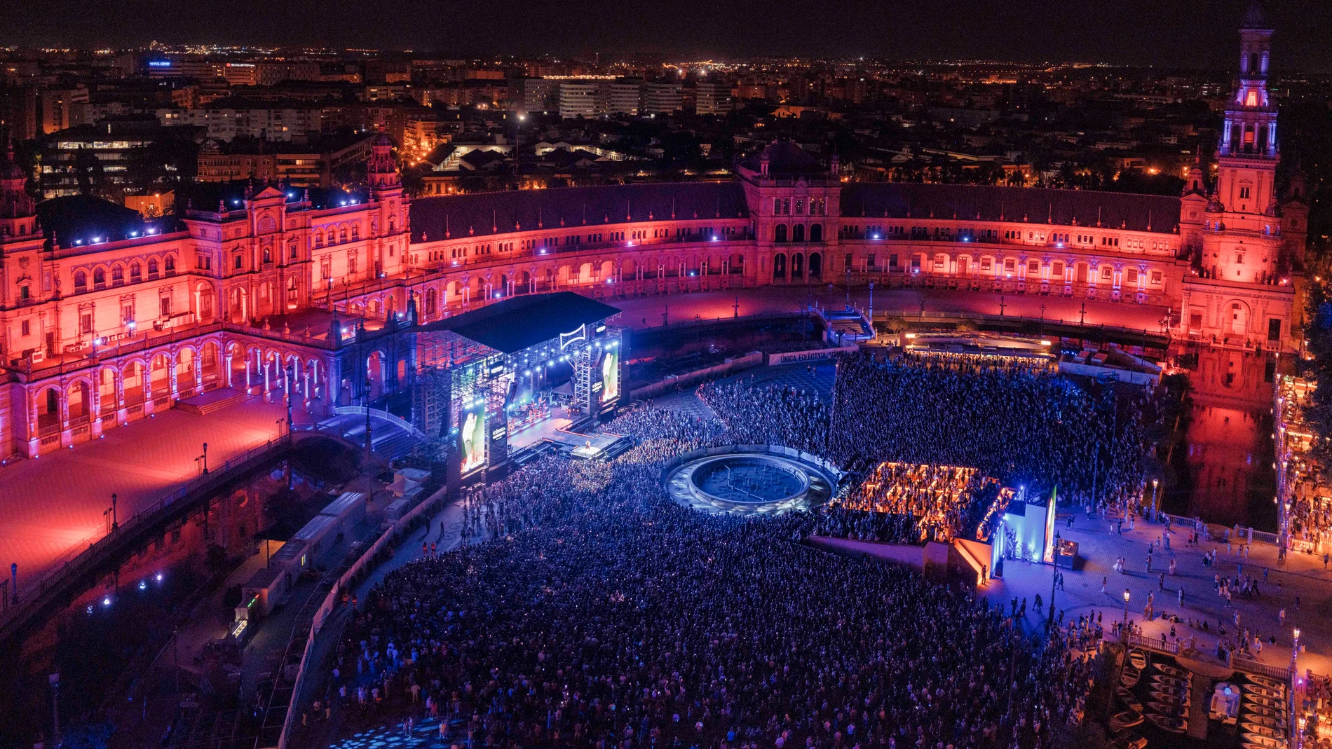 Panorámica de la Plaza de España iluminada con motivo de Icónica, minutos previos al concierto de Justin Timberlake