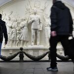 os pasajeros se detienen al pasar junto al recién inaugurado altorelieve que representa al dictador soviético Iósif Stalin en un pasillo de la estación de metro de Taganskaya, Moscú