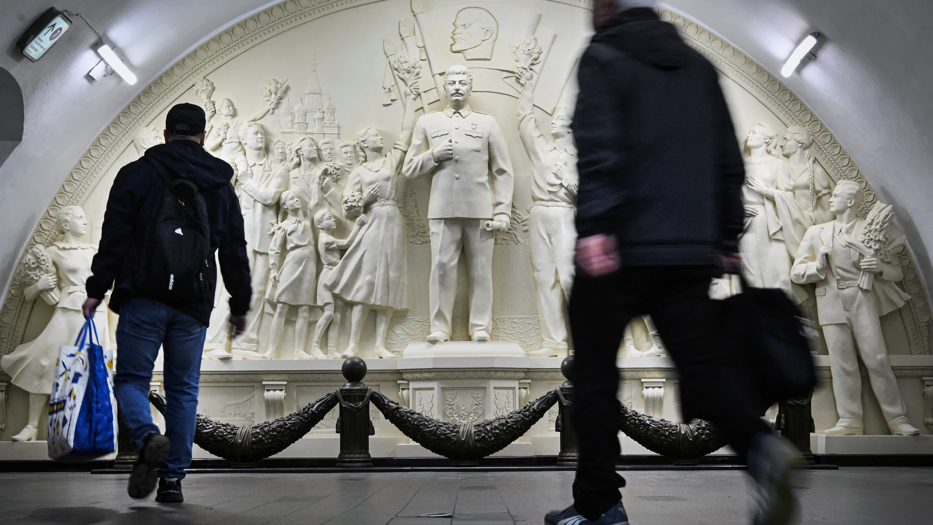 os pasajeros se detienen al pasar junto al recién inaugurado altorelieve que representa al dictador soviético Iósif Stalin en un pasillo de la estación de metro de Taganskaya, Moscú
