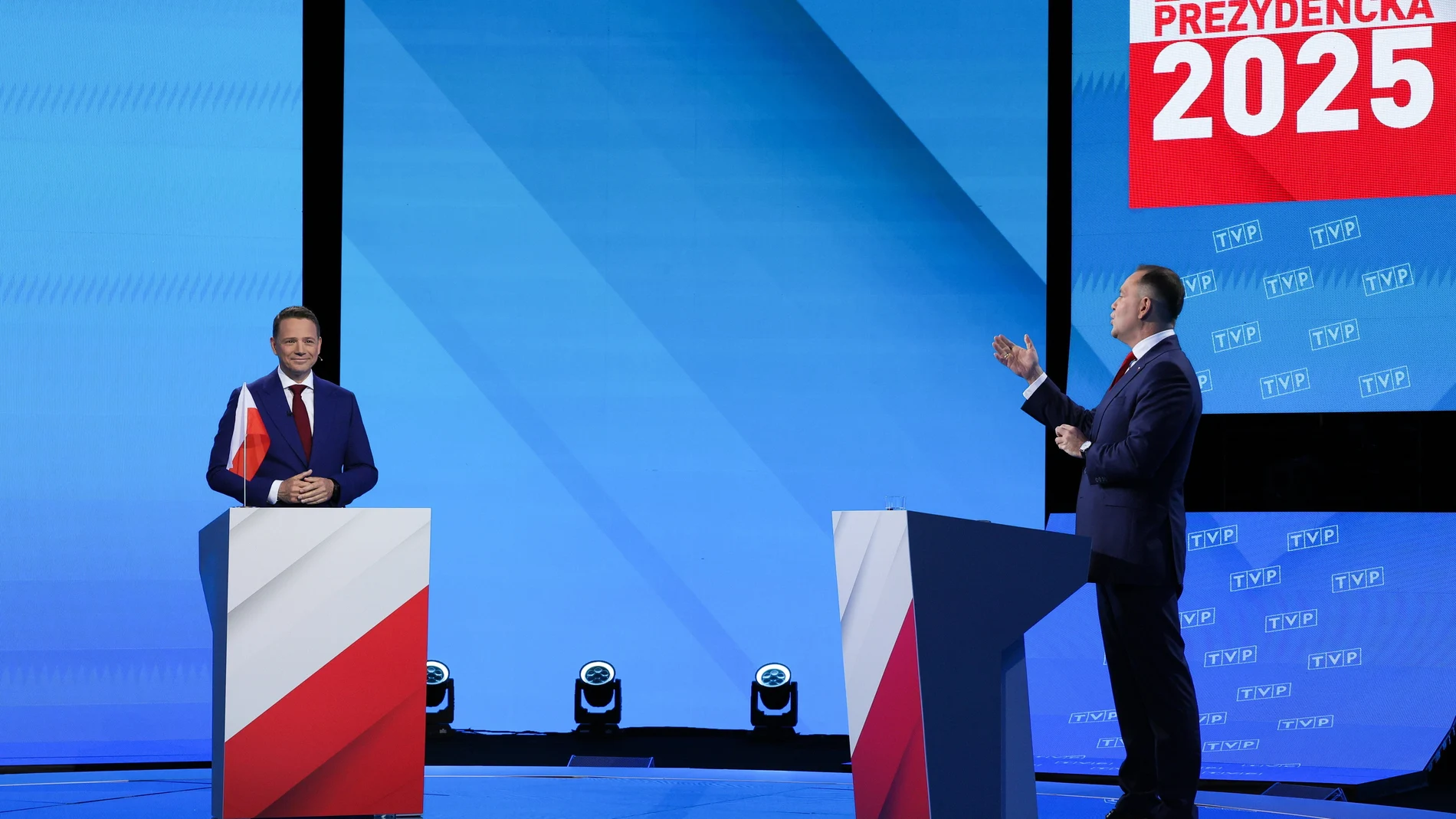 Debate electoral entre el candidato liberal y alcalde de Varsovia, Rafal Trzaskowski (izda.), y el historiador ultraconservador Karol Nawrocki