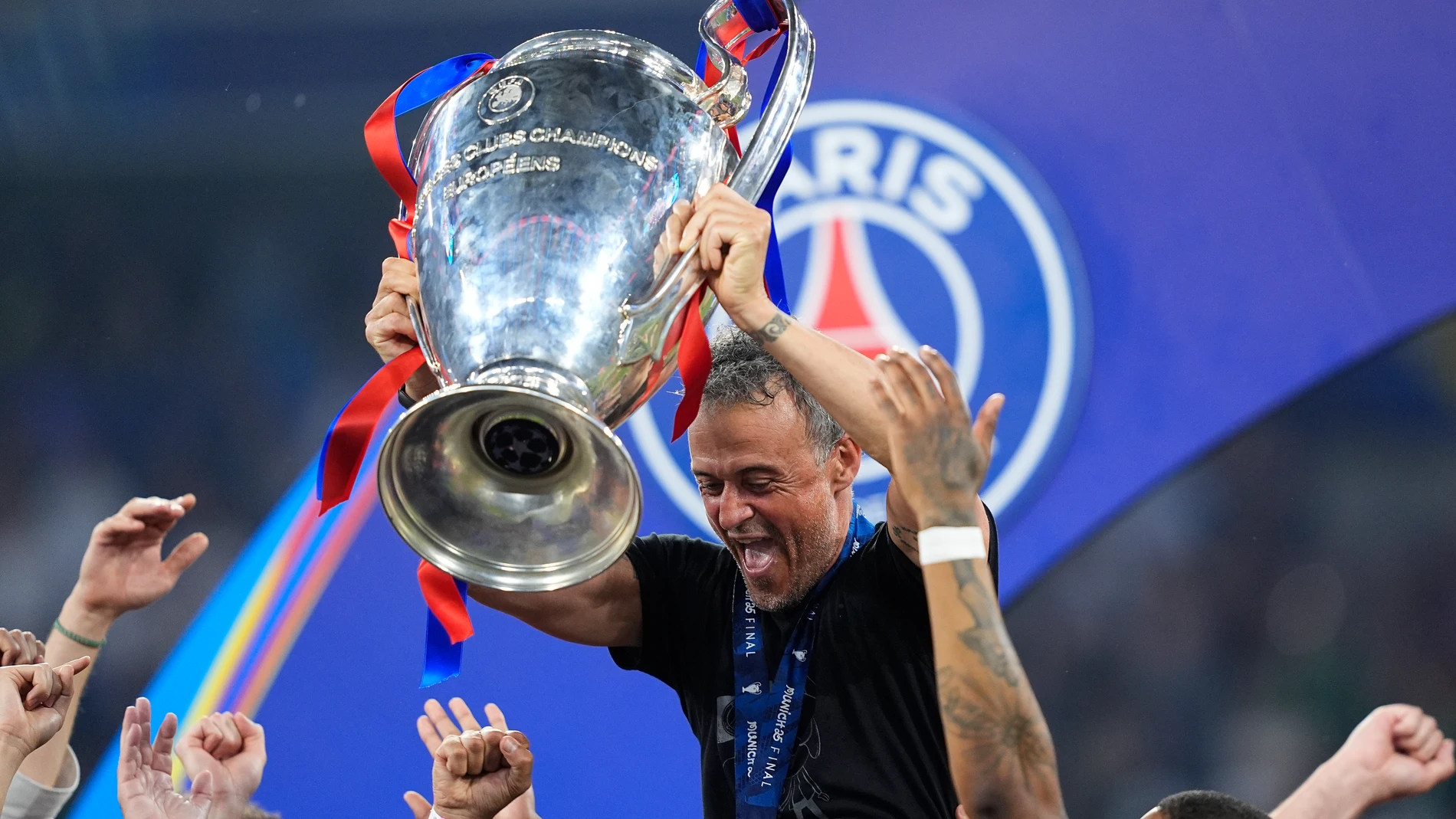 Luis Enrique, head coach of Paris Saint-Germain, celebrates with the trophy during of the UEFA Champions League Final 2025 between Paris Saint-Germain and FC Internazionale Milano at Munich Football Arena on May 31, 2025 in Munich, Germany. AFP7 31/05/2025 ONLY FOR USE IN SPAIN