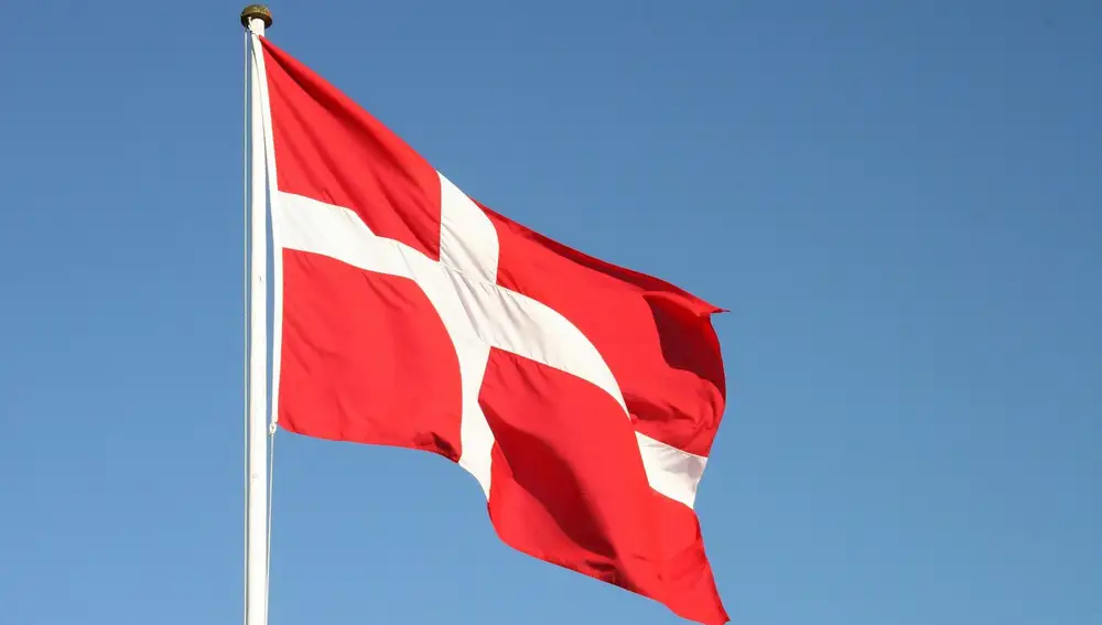 La bandera de Dinamarca es la más antigua del mundo y tiene más de 800 años de historia