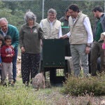 El consejero de Medio Ambiente, Vivienda y Ordenación del Territorio, Juan Carlos Suárez-Quiñones; y la consejera de Desarrollo Sostenible de la Junta de Comunidades de Castilla la Mancha, Mercedes Gómez Rodríguez, asisten a la suelta del lince, Venadillo, en Astudillo en presencia de alumnos de Torquemada (Palencia)