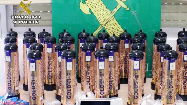 Sucesos.- La Guardia Civil detiene a un vecino de Murcia por transportar en un coche 34 botellas de 'gas de la risa'