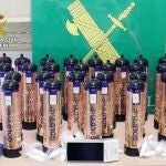 Sucesos.- La Guardia Civil detiene a un vecino de Murcia por transportar en un coche 34 botellas de 'gas de la risa'