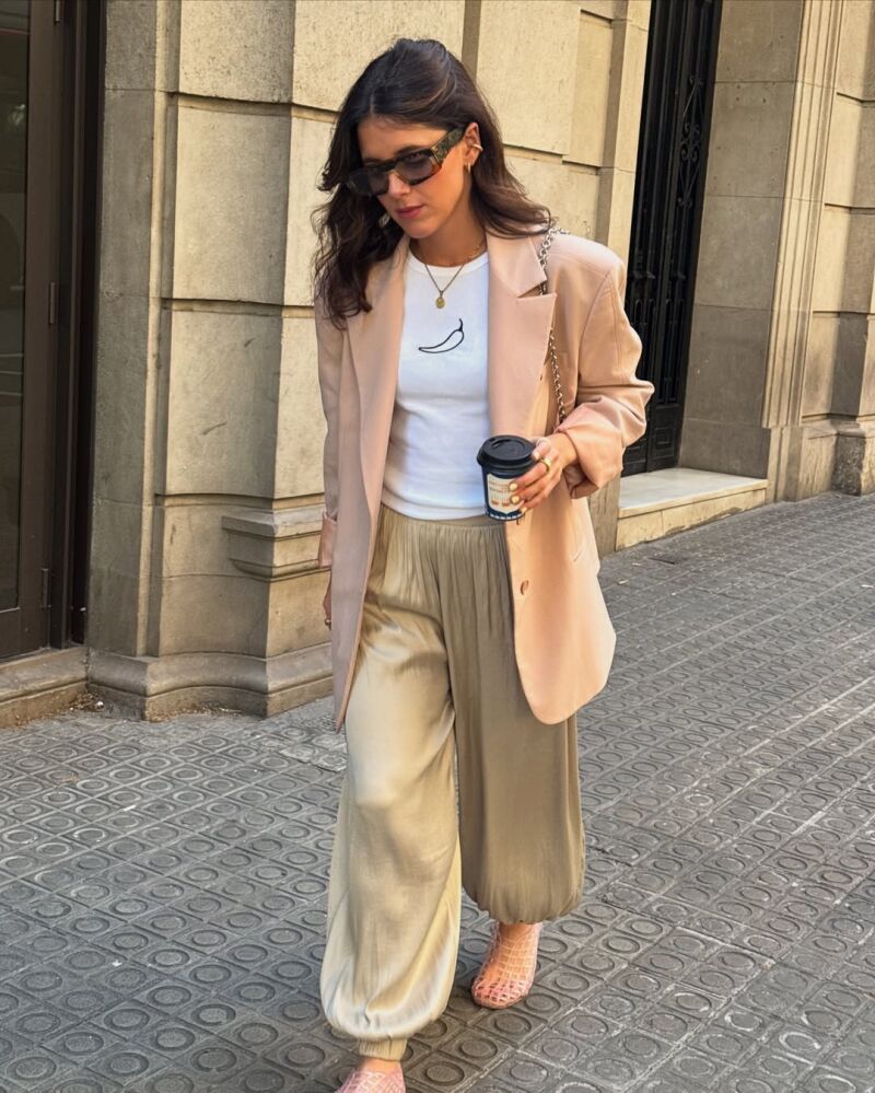Look con bailarinas jelly.