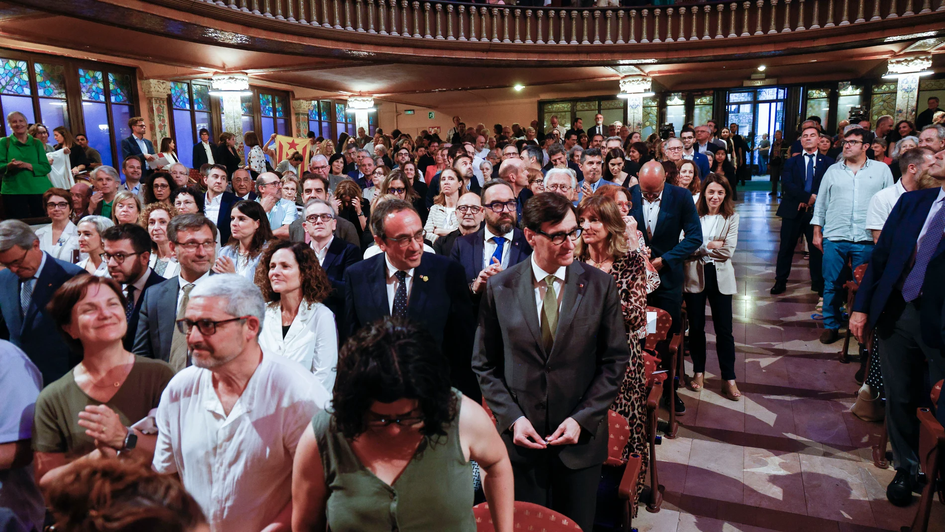 BARCELONA, 02/06/2025.- El presidente de la Generalitat de Cataluña, Salvador Illa (c), asiste al acto de entrega del 57 Premio de Honor de las Letras Catalanas concedido al filósofo, teólogo y traductor Pere Lluís Font, este lunes en el Palau de la Música de Barcelona. EFE/ Quique García