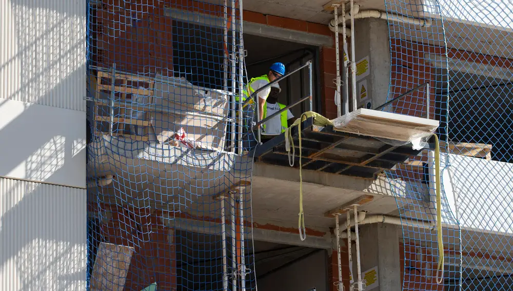 Edificación y venta de viviendas de nueva construcción.