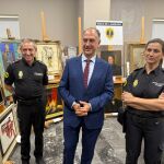 El conseller Valderrama contempla alguna de las falsificaciones