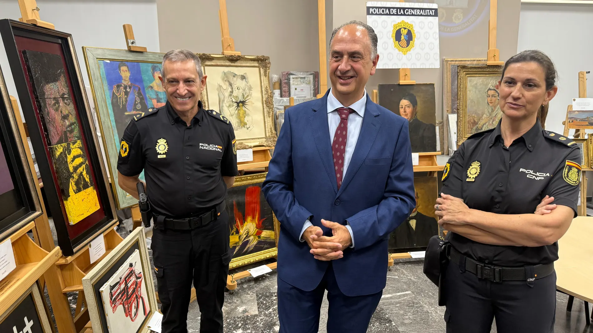 El conseller Valderrama contempla alguna de las falsificaciones