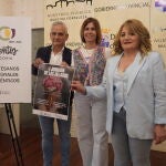 La vicepresidenta de la Diputación de Segovia, Magdalena Rodríguez presenta las actividades por los veinte años de Alimentos Segovia y la I Jornada de los Helados junto a Jesús Gómez y Nieves González, del obrador de Cuéllar en Vallelado
