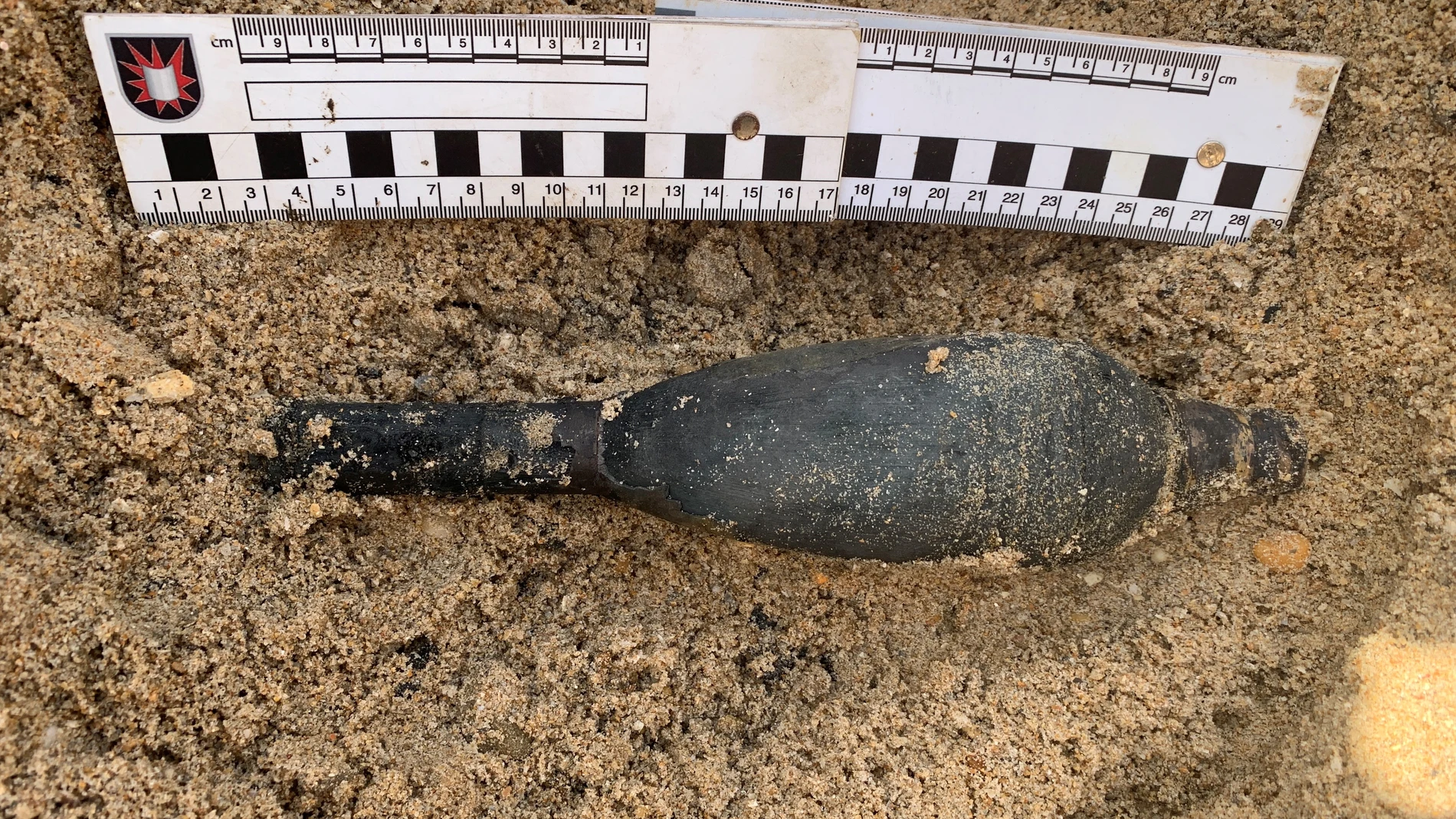 CA01. SAN FERNANDO (CÁDIZ), 02/06/2025.- Una granada de mortero de 50 milímetros de calibre que un equipo de la Armada ha neutralizado en la playa de Camposoto, en San Fernando (Cádiz), tras el aviso de un usuario que localizó el artefacto en las inmediaciones del puente número cinco de la zona.EFE/Armada de San Fernando (Cádiz)//SOLO USO EDITORIAL/SOLO DISPONIBLE PARA ILUSTRAR LA NOTICIA QUE ACOMPAÑA (CRÉDITO OBLIGATORIO)//