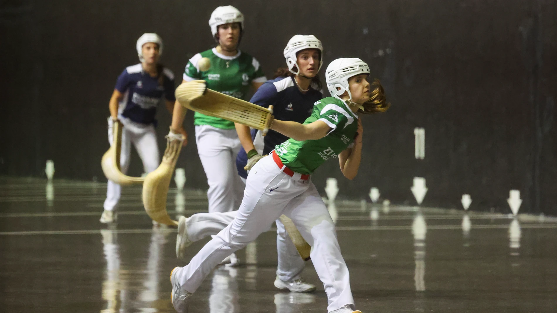 GERNIKA (BIZKAIA), 02/06/2025.- La jugadora de Euskadi, Elaia Gogenola, durante uno de los encuentros de la Liga de Naciones de Pelota Vasca este lunes en Gernika. EFE/Luis Tejido