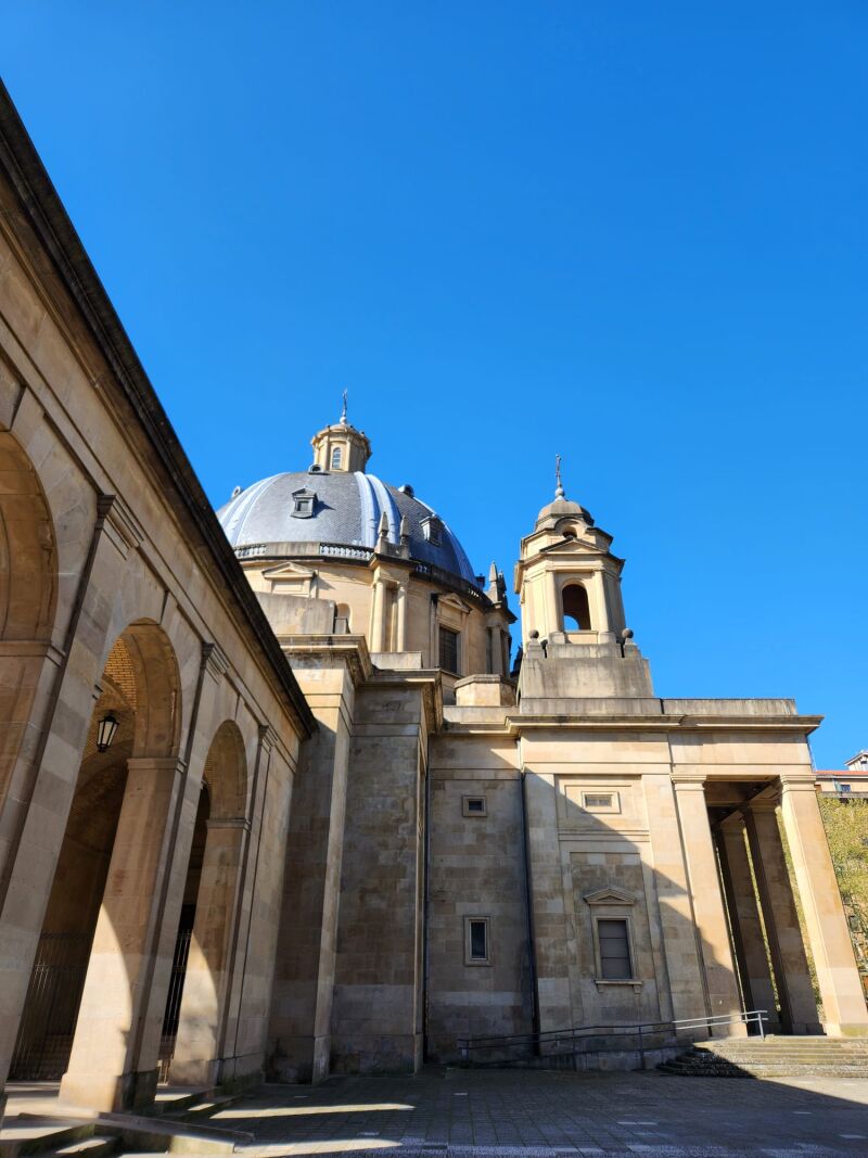 Vista parcial del Monumento a los Caídos de Pamplona