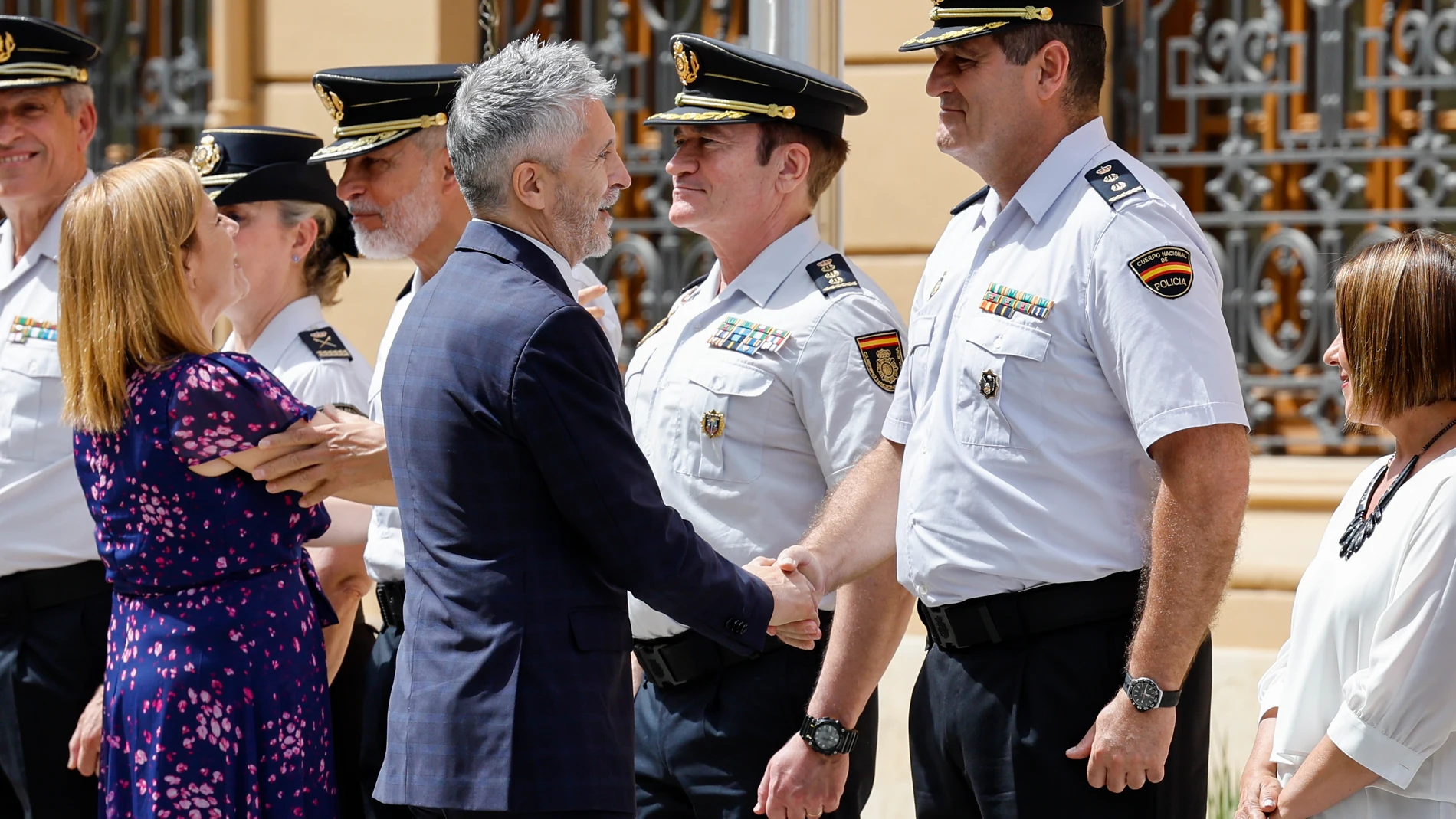 GRAFCVA7882. VALENCIA, 02/06/2025.- El ministro del Interior, Fernando Grande-Marlaska, acompañado por la delegada del Gobierno en la Comunitat Valenciana, Pilar Bernabé, durante su visita las obras del Complejo Policial de Zapadores, enmarcadas en el Plan de Infraestructuras de Seguridad del Estado y que cuentan con una inversión de 30 millones de euros. EFE/Ana Escobar