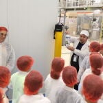  La consejera González Corral junto a los alumnos del CEIP ‘San Pedro Bautista’, de Ávila que visitaron Leche Gaza en Coreses (Zamora)