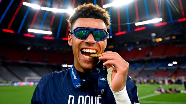 El baile viral de Doué, MVP de la final de la Champions, junto a un streamer tras ganar el título
