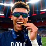 El baile viral de Doué, MVP de la final de la Champions, junto a un streamer tras ganar el título