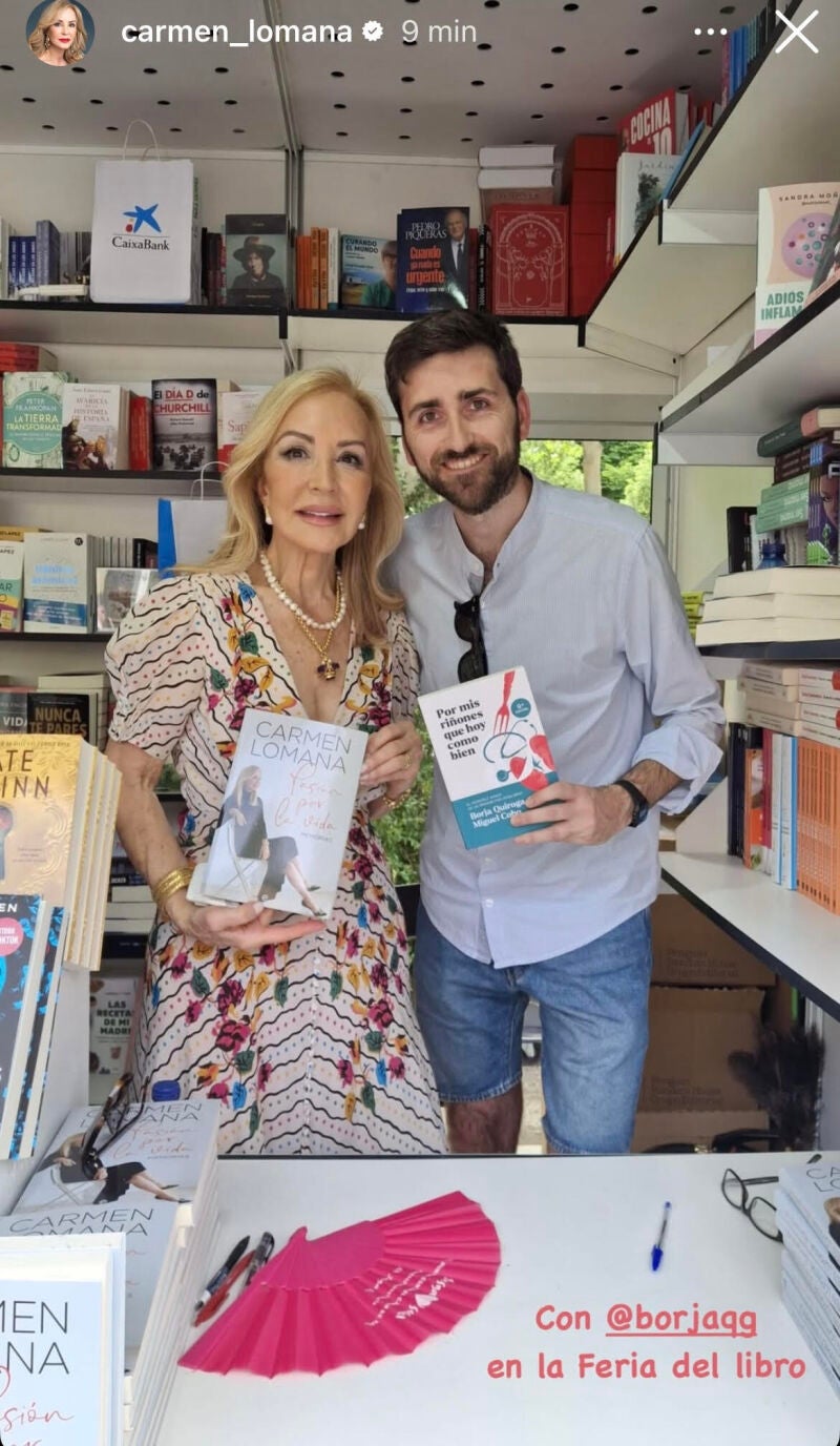 El look de Carmen Lomana para frimar libros.