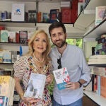 El look de Carmen Lomana para frimar libros. 