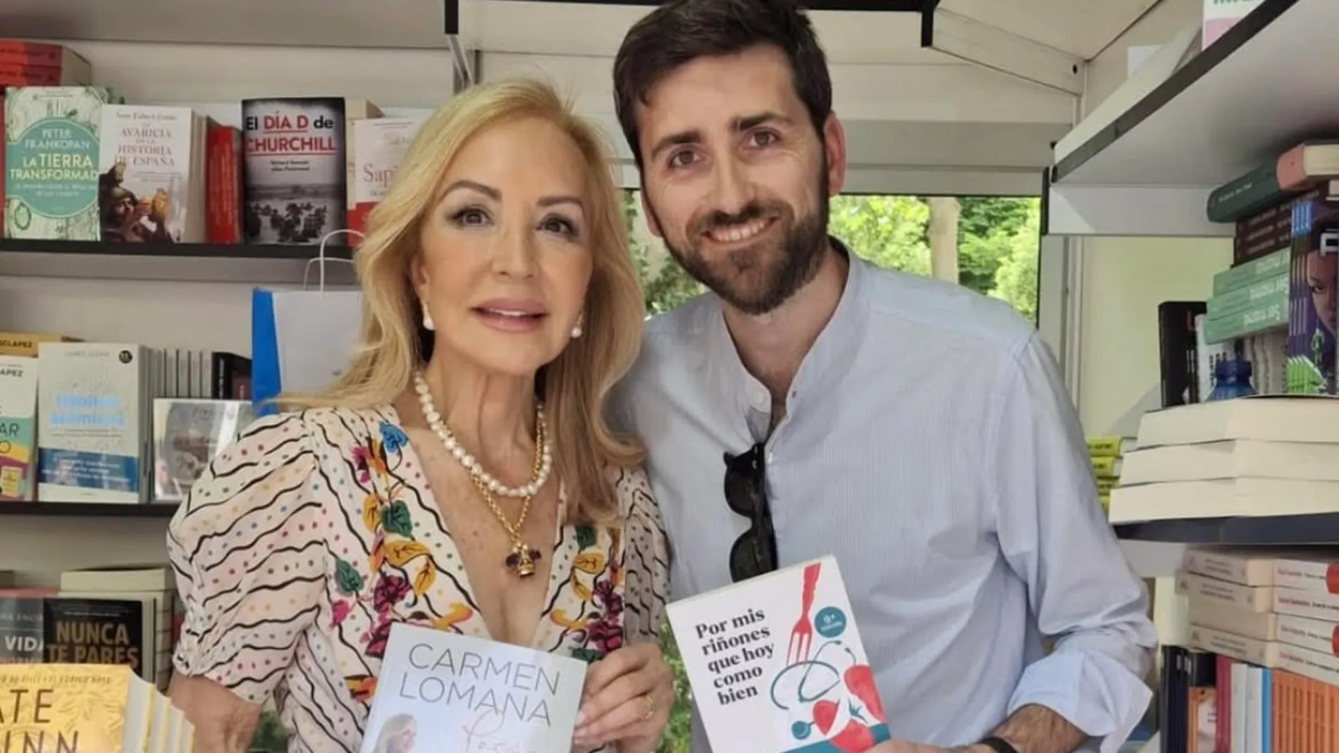 El look de Carmen Lomana para frimar libros.