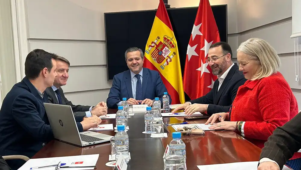Vecinos reunidos con Jorge Rodrigo, Natalia Quintana, Jesús Moreno y Carlos Blázquez