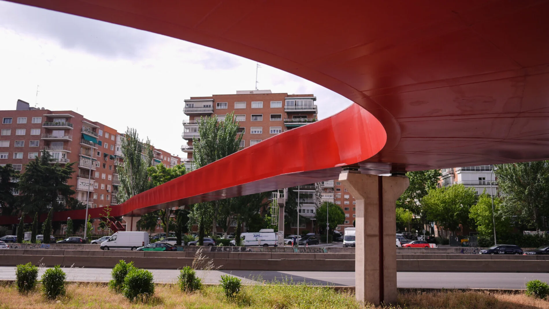 Abre la pasarela que conecta Salamanca y Chamartín sobre la A-2