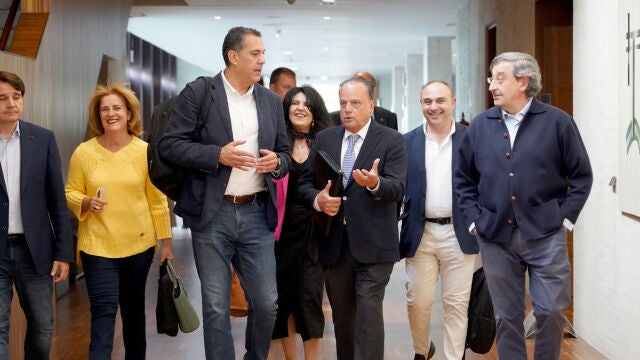 Amilivia conversa con Alberto Castro en los pasillos de las Cortes antes de presentar los informes