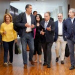 Amilivia conversa con Alberto Castro en los pasillos de las Cortes antes de presentar los informes