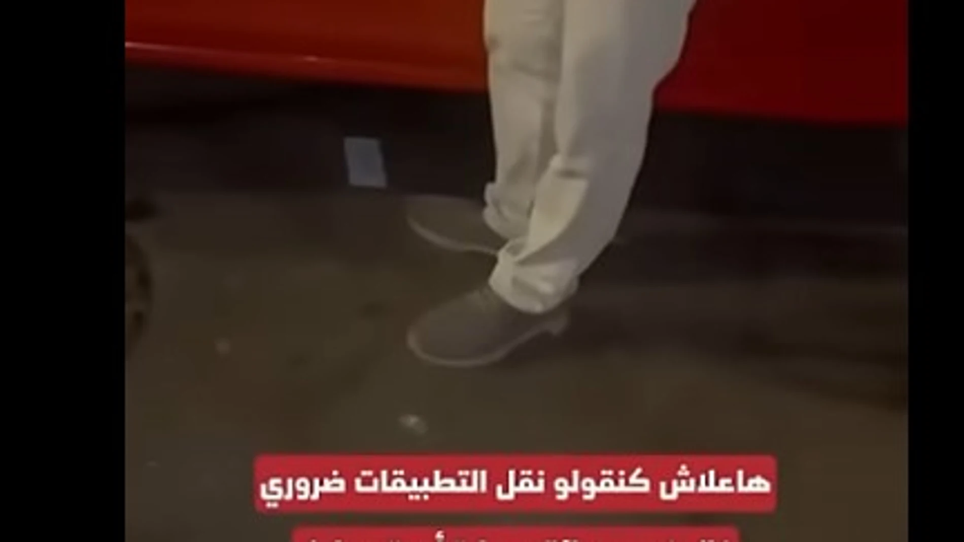 El taxista esconce el billeta debajo del coche para argumentar que no le habían pagado