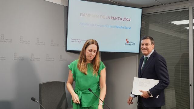 El consejero Fernández Carriedo junto a Heidi Millán, directora General de Tributos y Financiación Autonómica, antes de presentar el servicio presencial para la elaboración de declaraciones de la Renta de 2024 en 81 municipios del medio rural
