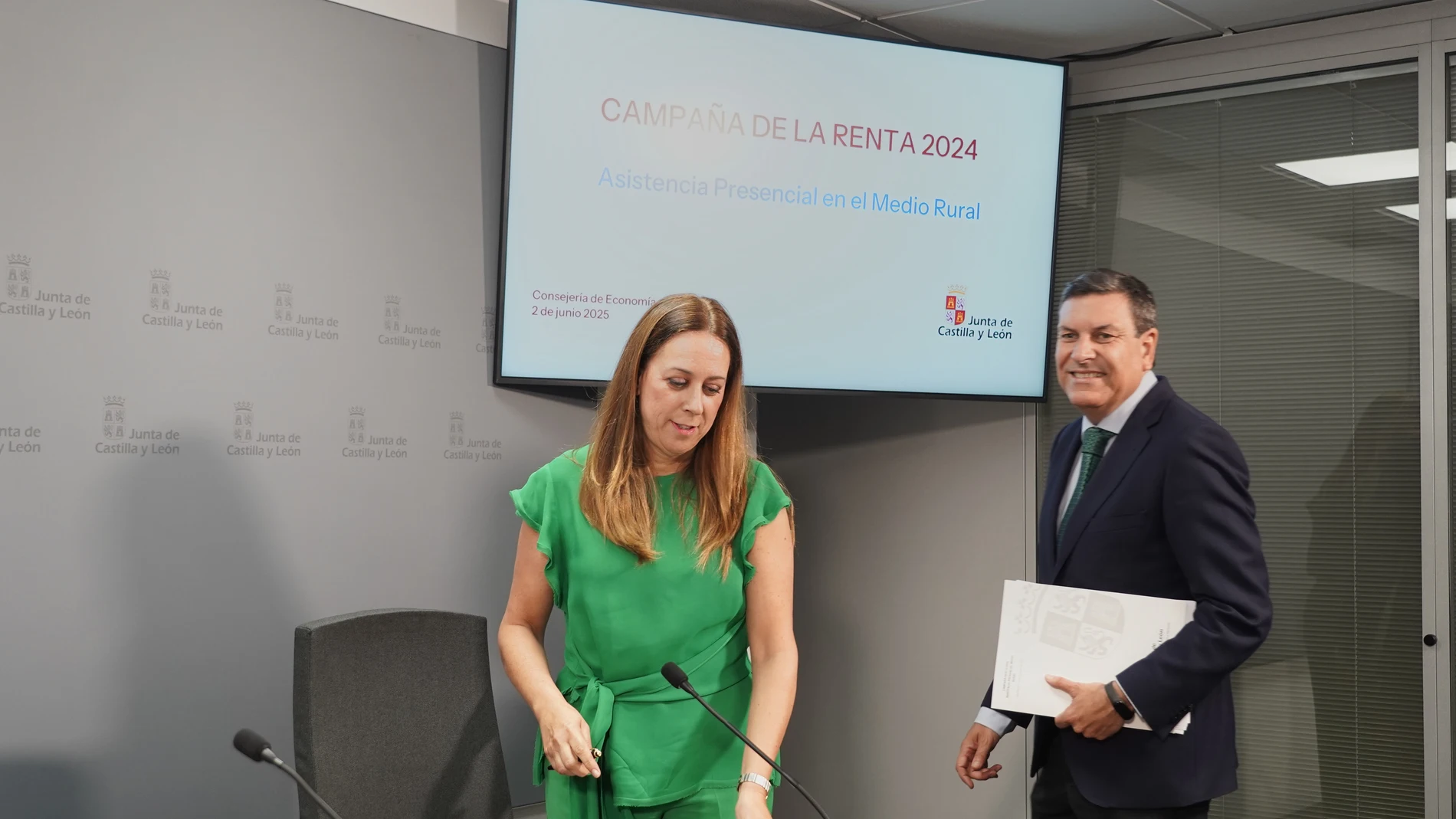 El consejero Fernández Carriedo junto a Heidi Millán, directora General de Tributos y Financiación Autonómica, antes de presentar el servicio presencial para la elaboración de declaraciones de la Renta de 2024 en 81 municipios del medio rural