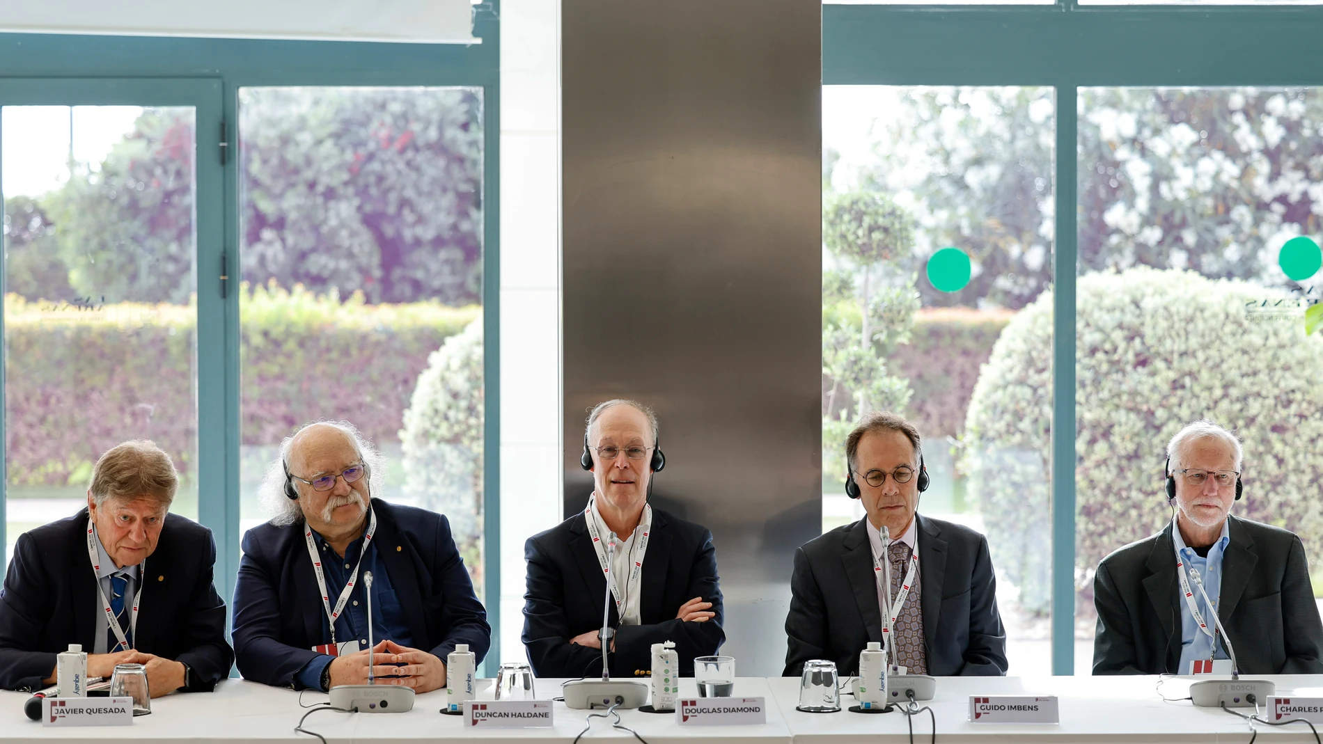VALÈNCIA, 02/06/2025.- Los cuatro Premios Nobel que forman parte por primera vez del jurado de los Premios Rei Jaume I, Guido Imbens (2d), Economía 2021; Duncan Haldane (2i), Física 2016; Douglas Diamond (c), Economía 2022 y Charles Rice, Medicina 2020, acompañados de Javier Quesada (i), presidente ejecutivo de la fundación Jaime I, durante la rueda de prensa que han ofrecido este lunes, en la jornada previa al fallo de los jurados de las siete categorías de los galardones, en los que hay otr...