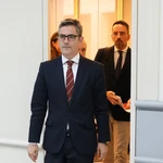 El ministro de Justicia, Félix Bolaños, y, detrás, el secretario de Estado de Justicia, Manuel Olmedo, a su entrada en la comisión de Justicia del Senado