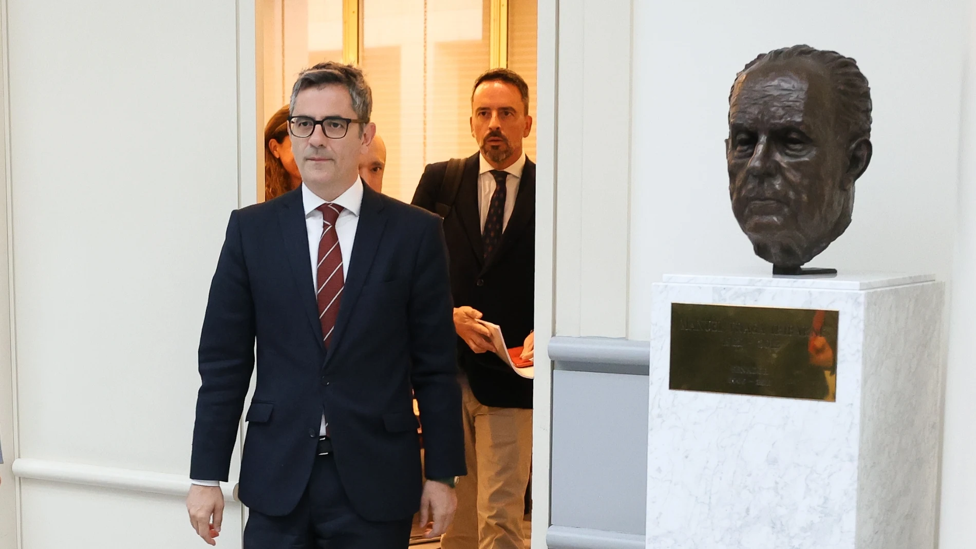 El ministro de Justicia, Félix Bolaños, y, detrás, el secretario de Estado de Justicia, Manuel Olmedo, a su entrada en la comisión de Justicia del Senado