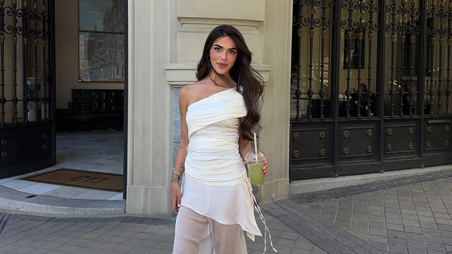 Violeta con 'total look' blanco de Parfois.