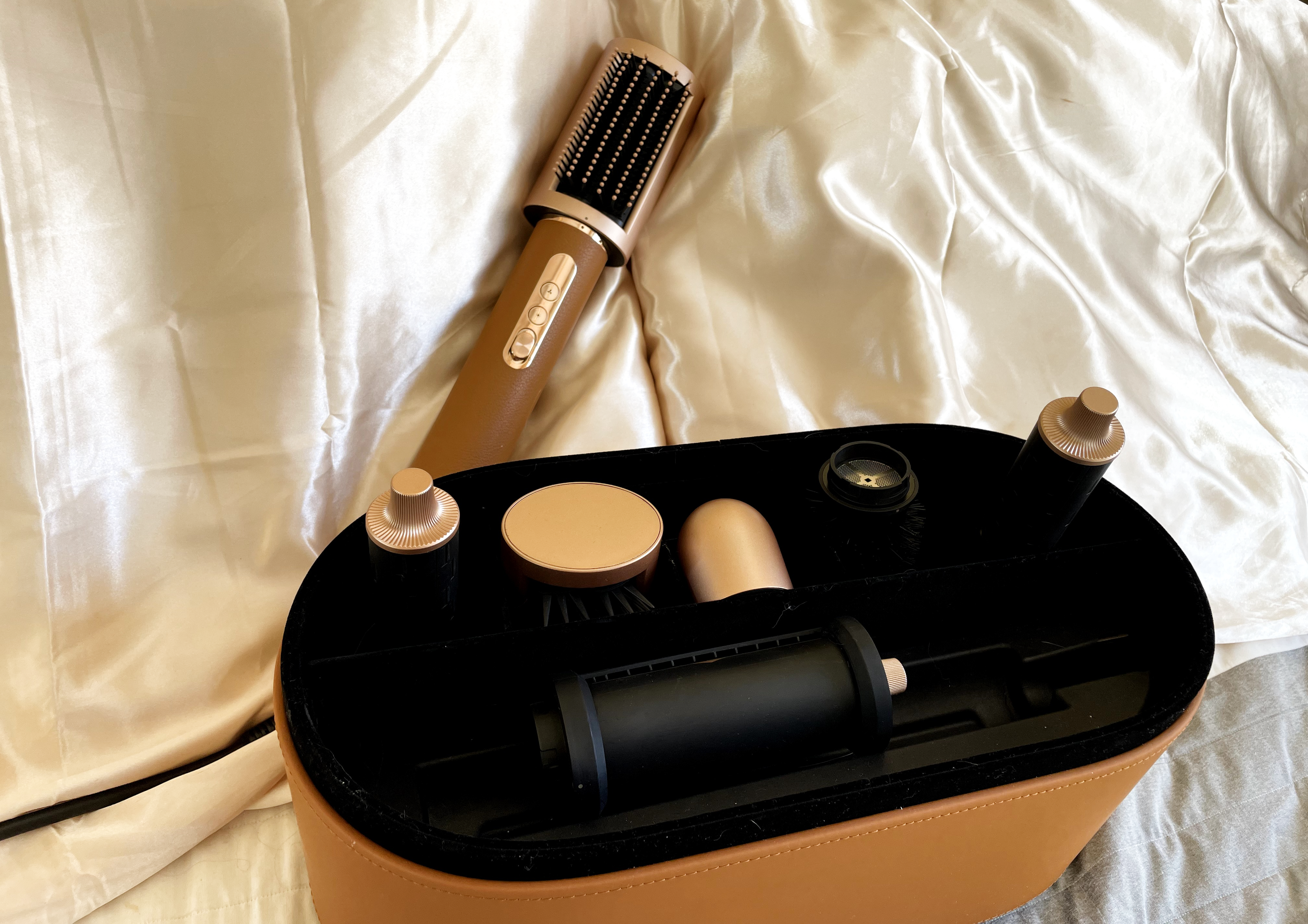 El set no puede ser más elegante: textura de cuero vegano y detalles en oro rosado