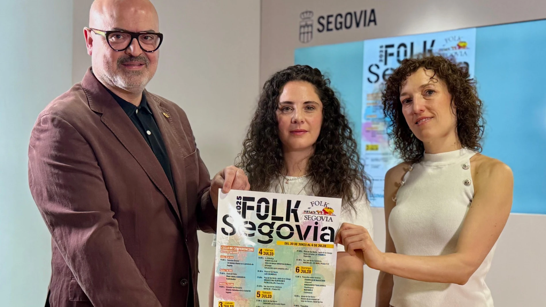 El concejal de Cultura, Juan Carlos Monroy, la directora de Folk Segovia, Cristina Ortiz, y la directora de la Fundación Don Juan de Borbón, Noelia Gómez, han presentado, esta mañana, el programa de Folk Segovia 2025 talleres entre el 30 de junio y el 6 de julio
