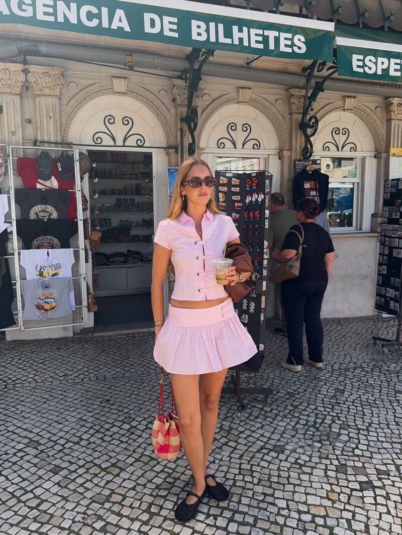 Influencer con look con volante.