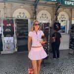 Influencer con look con volante.