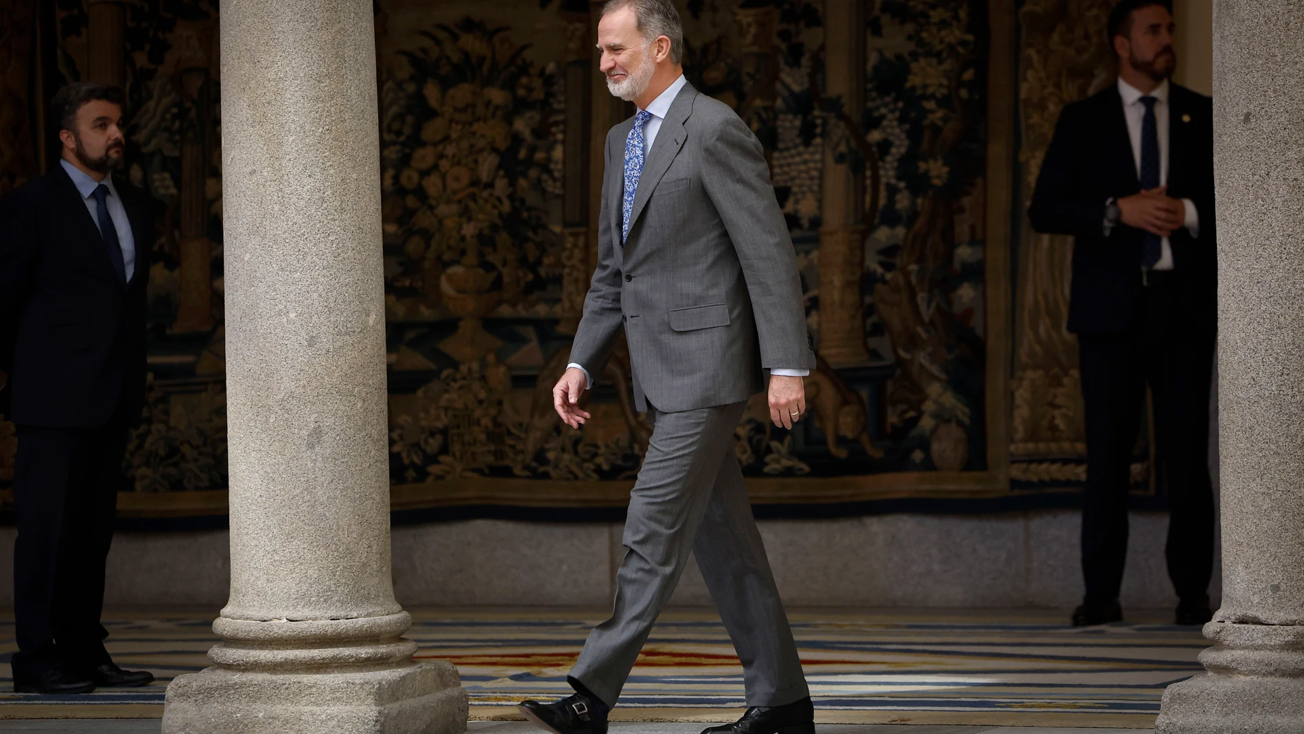MADRID, 02/06/2025.- El rey Felipe VI, presidente de honor del Patronato del Real Instituto Elcano, se dirige a presidir la reunión del Patronato de la Fundación Real Instituto Elcano de Estudios Internacionales y Estratégicos celebrada este lunes en el Palacio de El Pardo. EFE/ Chema Moya