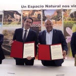 El consejero de Medio Ambiente, Vivienda y Ordenación del Territorio, Juan Carlos Suárez-Quiñones, y el presidente de la Diputación de León, Gerardo Álvarez Courel, durante la presentación de los proyectos de infraestructuras turísticas de la Montaña Occidental y de El Bierzo