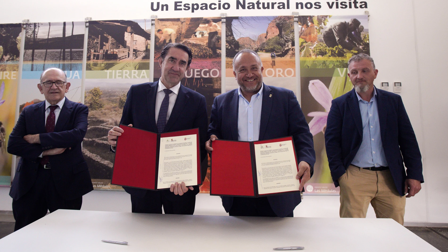 El consejero de Medio Ambiente, Vivienda y Ordenación del Territorio, Juan Carlos Suárez-Quiñones, y el presidente de la Diputación de León, Gerardo Álvarez Courel, durante la presentación de los proyectos de infraestructuras turísticas de la Montaña Occidental y de El Bierzo