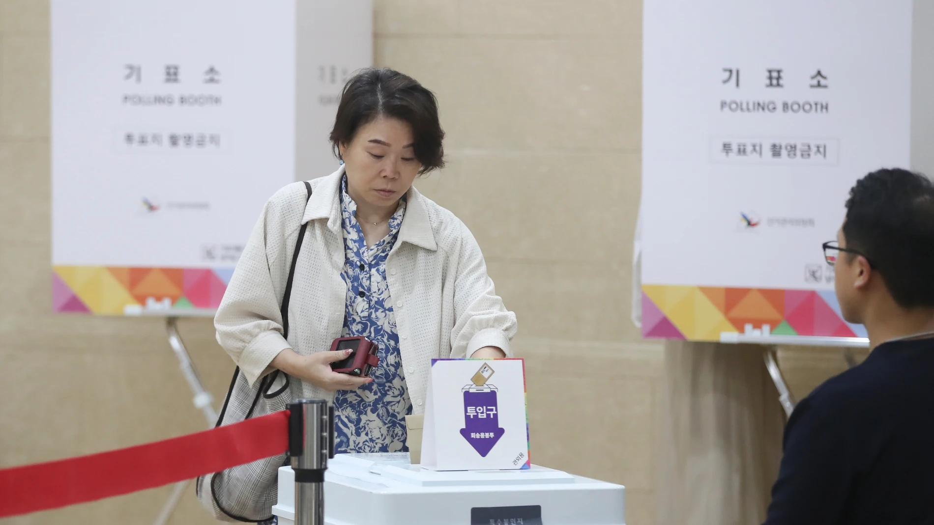 Una mujer deposita su voto en un urna en un centro electoral de Corea del Sur. Europa Press/Contacto/Yao Qilin 29/05/2025 ONLY FOR USE IN SPAIN